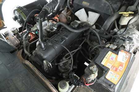 Treibgasstapler 2002  Nissan UD-02-A-25-PQ (3)