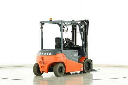 Elektro 4 Rad 2015  Toyota 8-FBMT-45 (2)