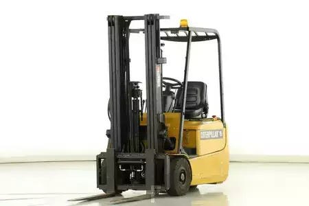 Chariots électriques à 3 roues 2004  CAT Lift Trucks EP-15-KRT (1)