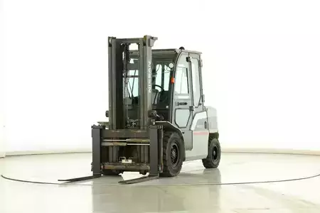 Empilhador diesel 2011  Nissan W-61-F-4-A-50-Y (1)