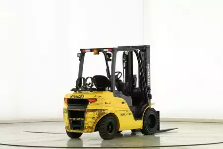 Empilhador a gás 2017  Hyundai 33-L-9-A (2)