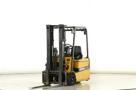 Chariots électriques à 3 roues 2000  CAT Lift Trucks EP-16-KT (1)