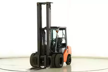 Wózki gazowe 2017  Toyota 02-8-FGF-30 (1)
