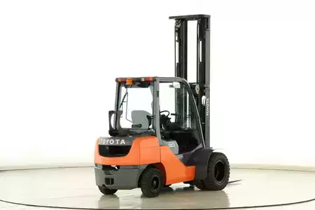 Wózki gazowe 2017  Toyota 02-8-FGF-30 (2)