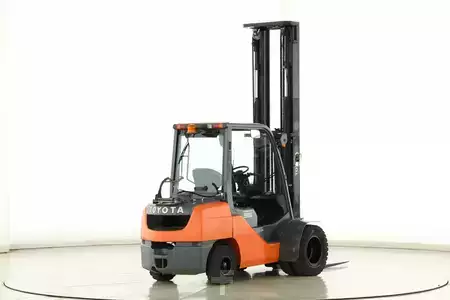 Gázüzemű targoncák 2017  Toyota 02-8-FGJF-35 (2)