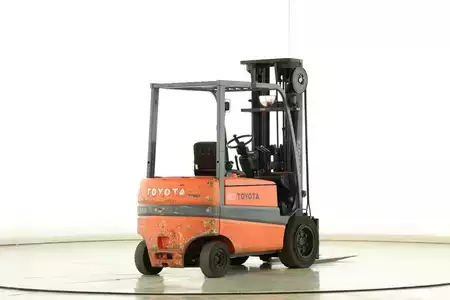 Carrelli elettrici 4 ruote 2001  Toyota FBMF-30 (2)