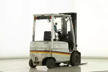 Carrelli elettrici 4 ruote 2002  Toyota FBMF-30 (2)