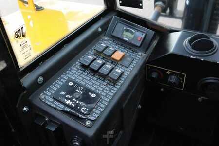 Wózek terenowy - JCB 926 Diesel, 4x4 Drive, Triplex mast, 5500mm Liftin (11)