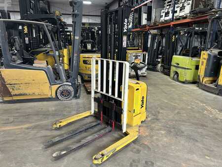 Transpaleta eléctrica 2015  Yale MSW030SF (1)