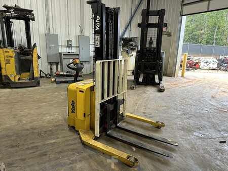 Transpaleta eléctrica 2015  Yale MSW030SF (2)