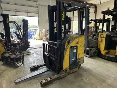 Reach Trucks 2015  Yale NR040DB (1)