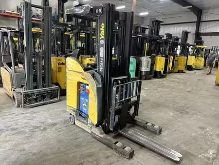 Reach Trucks 2015  Yale NR040DB (2)