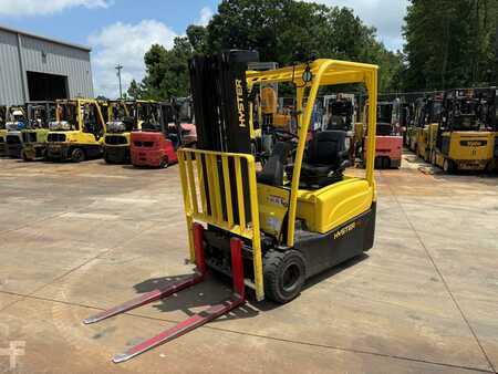 Montacargas Eléctrico (3 ruedas) 2020  Hyster J40XNT (1)