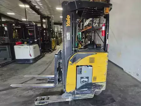 Reach Trucks 2019  Yale NR045EB (1)