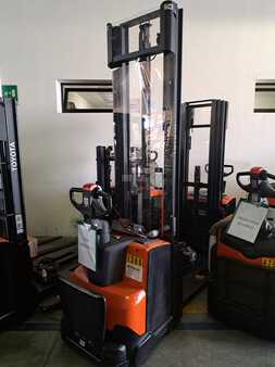 Pallet Stackers 2011  Toyota 8SM12 (1)