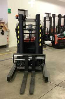 Stackers Stand-on 2013  Toyota SPE120XR (3)