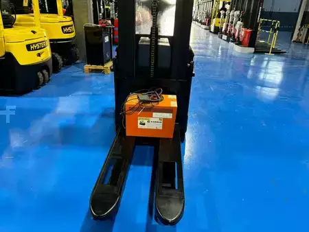 Apilador eléctrico 2007  BT SPE125 (3)