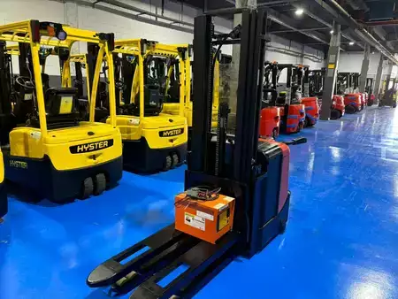 Apilador eléctrico 2007  BT SPE125 (2)