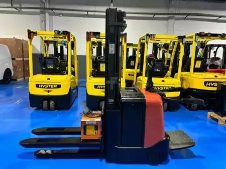 Apilador eléctrico 2007  BT SPE125 (1)