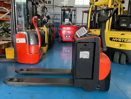 Transpaleta eléctrica 2012  BT LWE200 (1)