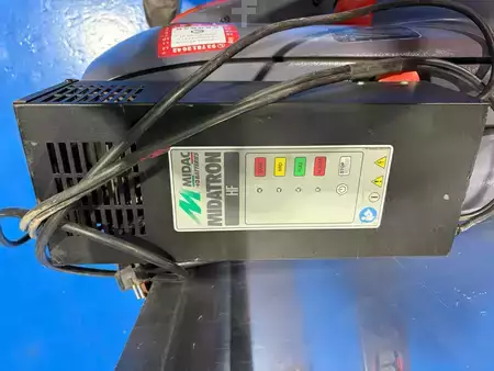 Apilador eléctrico 2008  Linde L10 (3)
