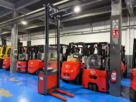 Apilador eléctrico 2008  Linde L10 (5)