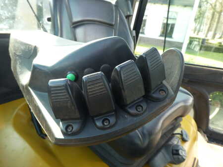 Carrello elevatore diesel 2013  Yale GDP30VY (2) 