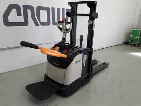 Pallet Stackers 2012  Crown DT3040  (3) 