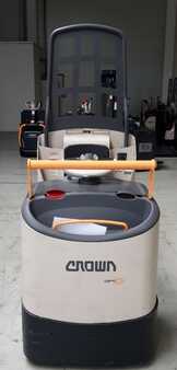 Nízkozdvižný vozík 2007  Crown GPC3050 (2) 