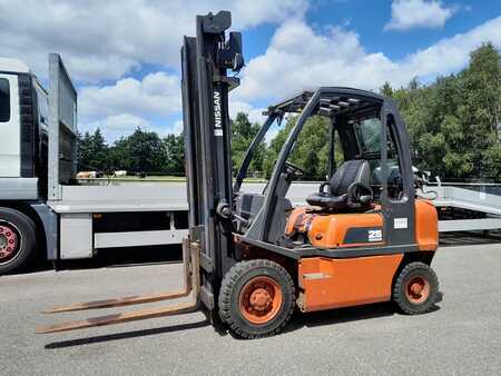 Propane Forklifts 2000  Nissan UD02A25PQ (1)