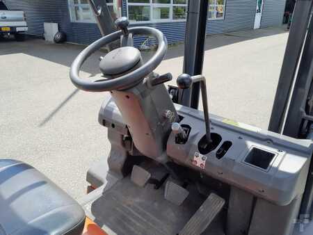 Propane Forklifts 2000  Nissan UD02A25PQ (9)