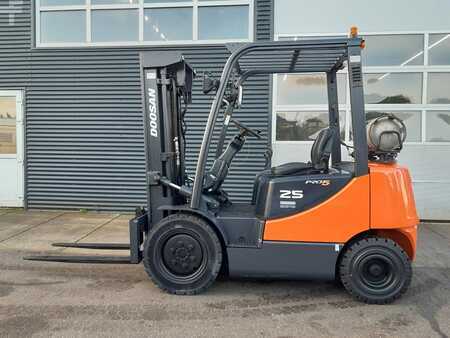 Chariot élévateur gaz 2011  Doosan G25P-5 (1)