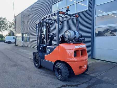 Gas gaffeltruck 2011  Doosan G25P-5 (2)