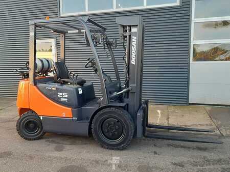 Empilhador a gás 2011  Doosan G25P-5 (5)