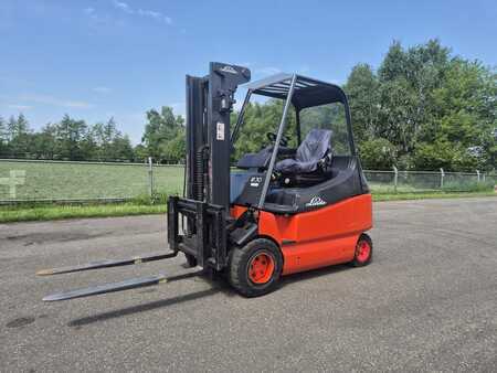 Elektryczne 4-kołowe 2004 Linde E30/600-02 (1)