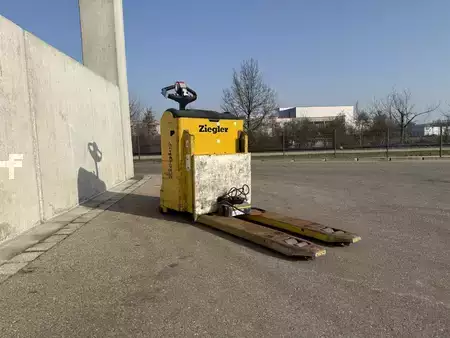 Elektromos emelőkocsik 2018  Yale MP30HD (2)