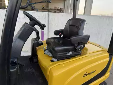 Elektromos 4 kerekű 2019  Yale ERP25VL (6)