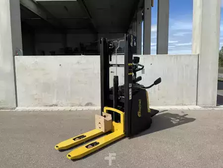 Pallet Stackers 2021  Yale MS12XIL (1)