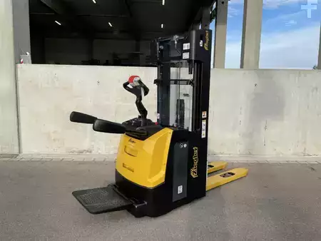 Pallet Stackers 2021  Yale MS12XIL (1)