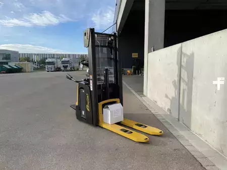 Pallet Stackers 2021  Yale MS12XIL (3)
