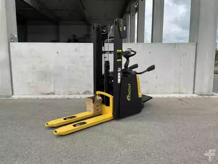 Pallet Stackers 2021  Yale MS12XIL (1)