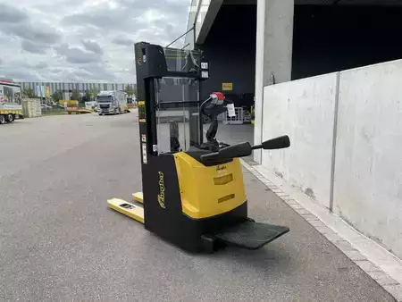 Pallet Stackers 2021  Yale MS12XIL (3)