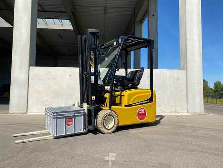 Eléctrica de 3 ruedas 2022 Yale ERP16VTSWB (1)