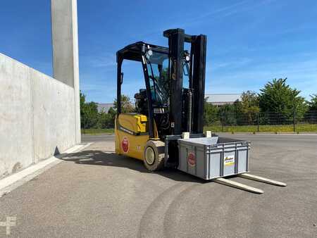 Eléctrica de 3 ruedas 2022 Yale ERP16VTSWB (2)