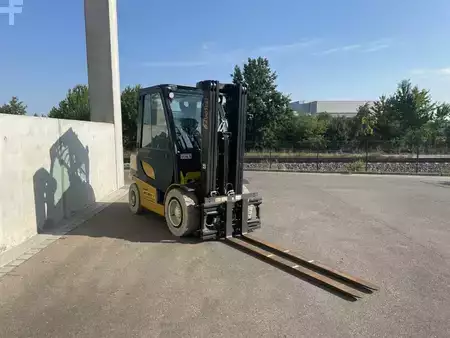 Wózki widłowe diesel 2022  Yale GDP25VX (2)