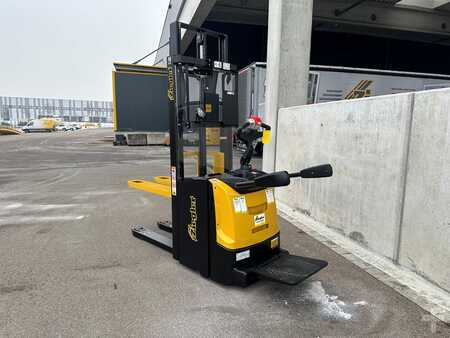 Apilador eléctrico 2022 Yale MS20XD (2)