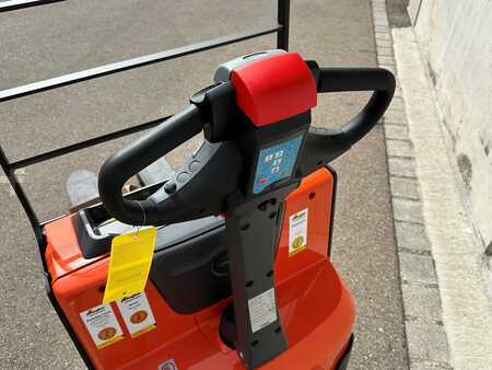 Transpaleta eléctrica 2024 Toyota LWE200 (4)