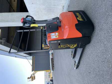 Transpaleta eléctrica 2024 Toyota LWE200 (1)