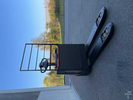 Transpaleta eléctrica 2024 Toyota LWE200 (2)