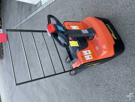 Transpaleta eléctrica 2024 Toyota LWE200 (4)